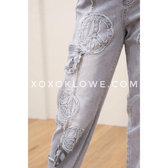 Oli & Hali Peace Sign Patch Frayed Edge Cargo Jeans Relaxed Fit - Picture 14 of 16